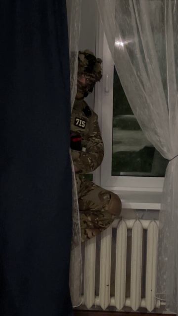 Стоит уже час, неподвижно, что мне делать 715