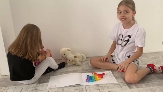 😜Genevieve & Gisele decided to exchange toys 🧸 Женевьева и Жизель решили поменяться игрушками