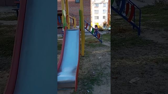 мира гуляет на детской площадке