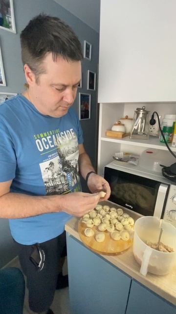 Лепка домашних пельменей.