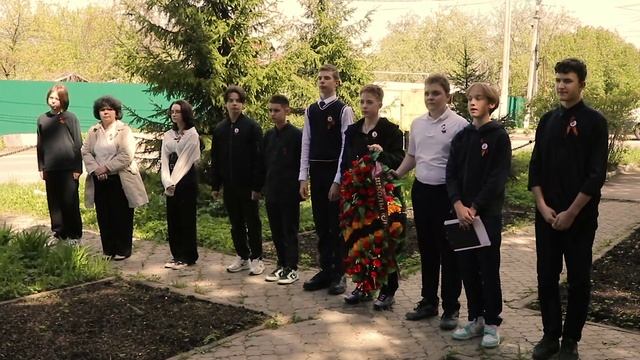 Возложение учениками школы "Лидеры" венка к мемориалу Великой Отечественной Войны в селе Ромашково