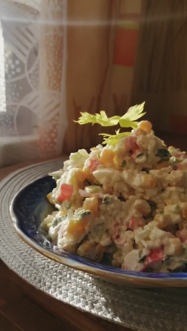 Простой салат из крабовых палочек.