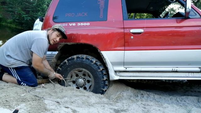 Танковый метод самовытаскивания авто. Нужна только веревка.