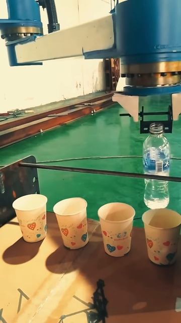 Beverage pouring robot #shorts