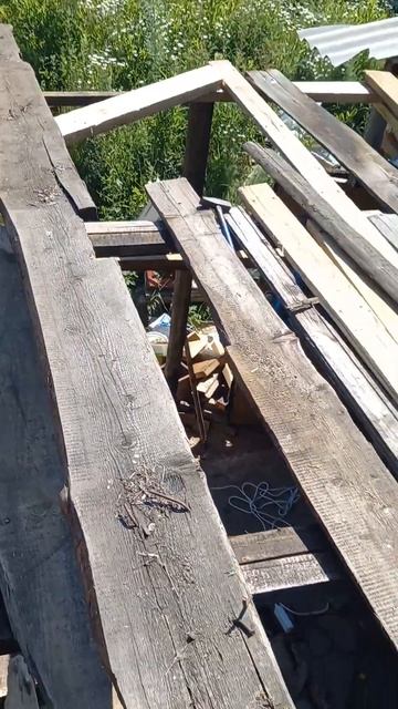 Забрался на навес сверху и эту длинную толстую доску б