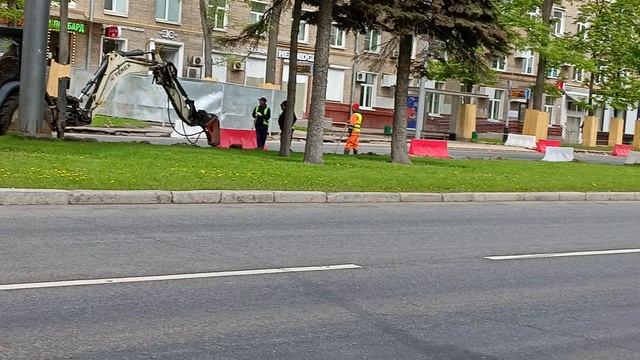 Москва Профсоюзная улица. Меняют бордюры, началось благоустройство