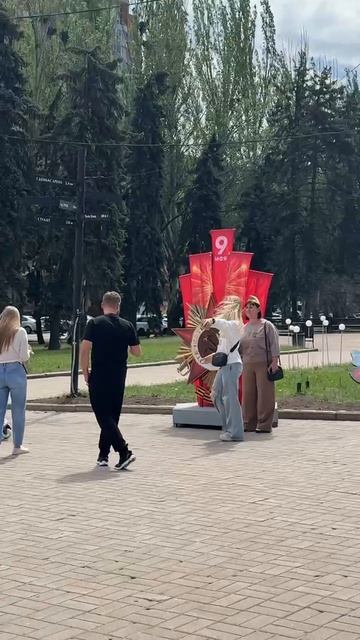 Люди фотографируется возле праздничной инсталляции на пл. Ленина
