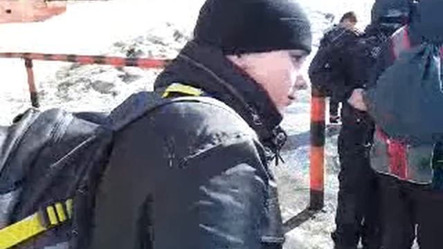 Школьники играют в снежки часть 2