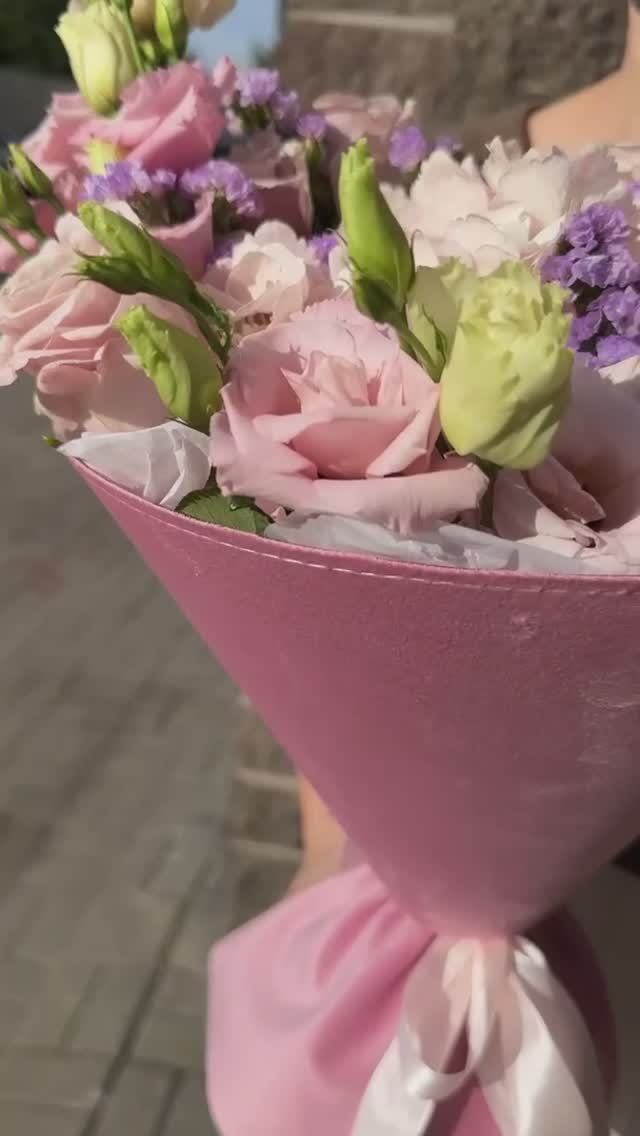 Букет в бархатном платье от Dress.Flowers с подставкой «аквабокс»