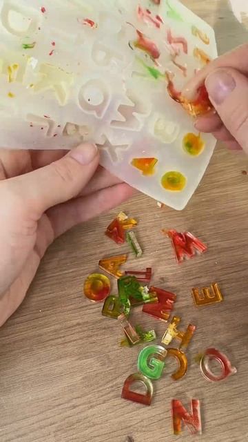 БРЕЛОКИ ИЗ ЭПОКСИДНОЙ СМОЛЫ