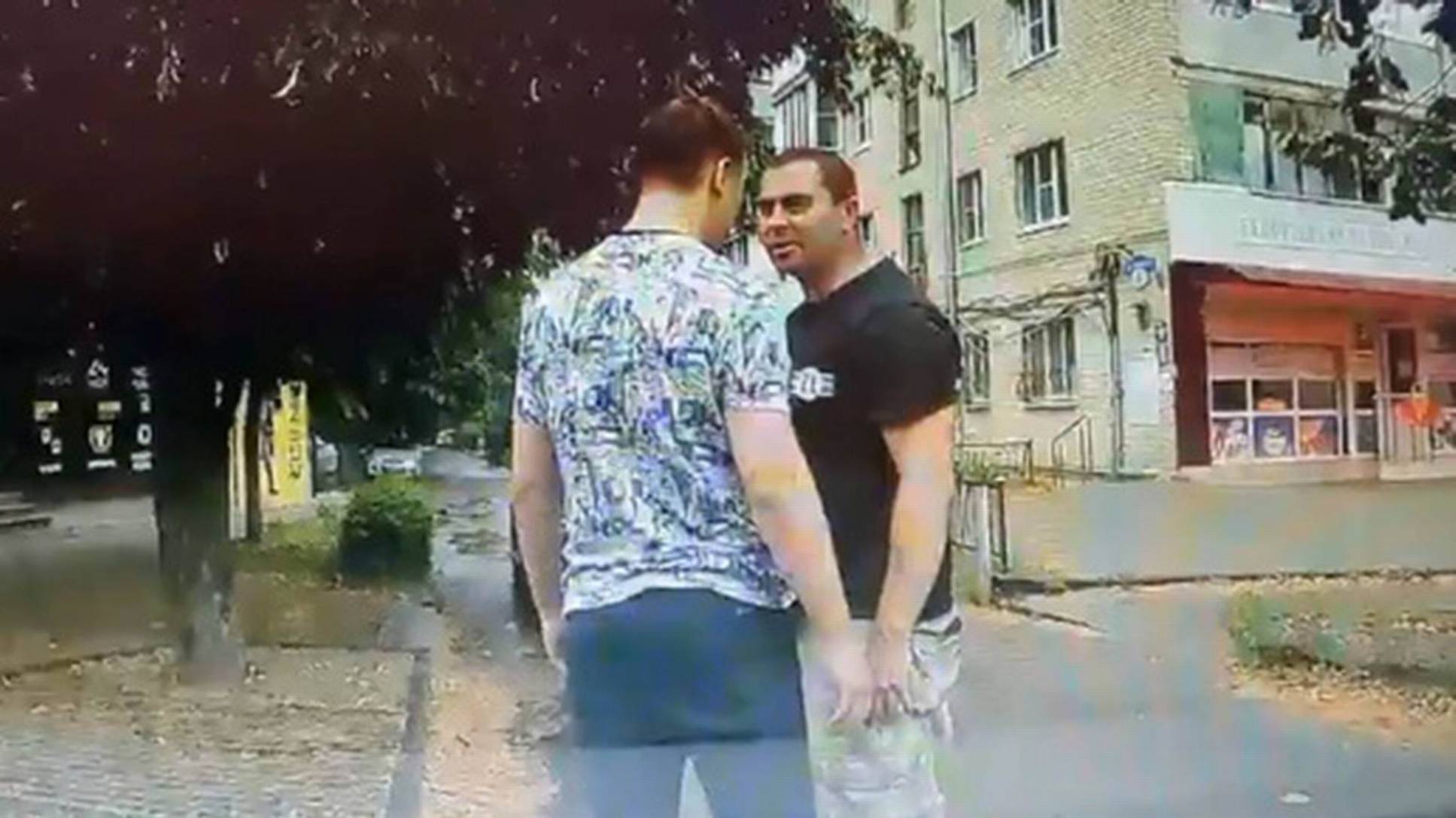 Набычил и Отлетел в нокаут, хотя был крупней. Драка между бойцами водителями