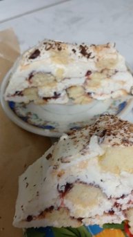 меренга с бисквитом и кремом чиз и клубничка