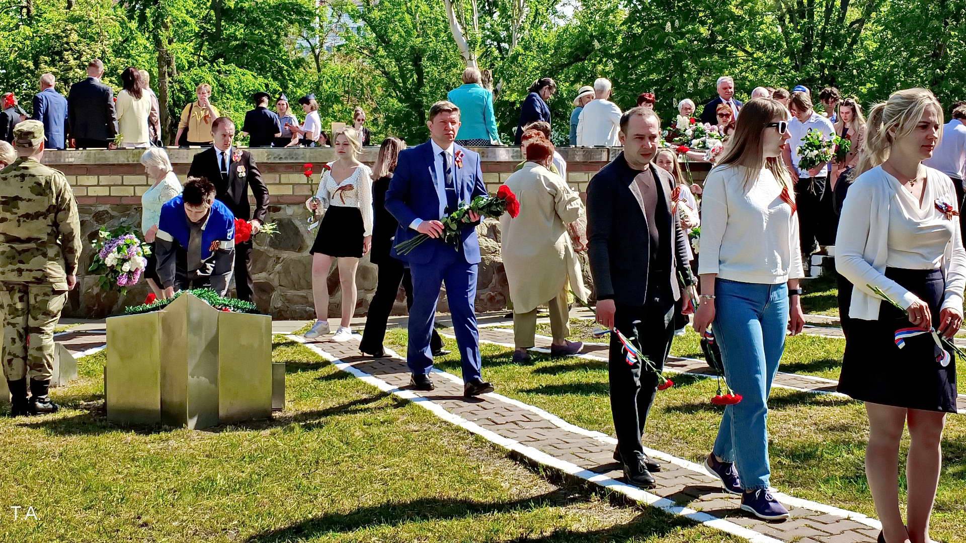 7 мая Волгодонск, возложение цветов на поляне Звёзд городов- Героев