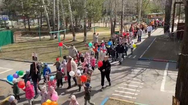 У Миры парад победы к 9 маю в детском саду.
