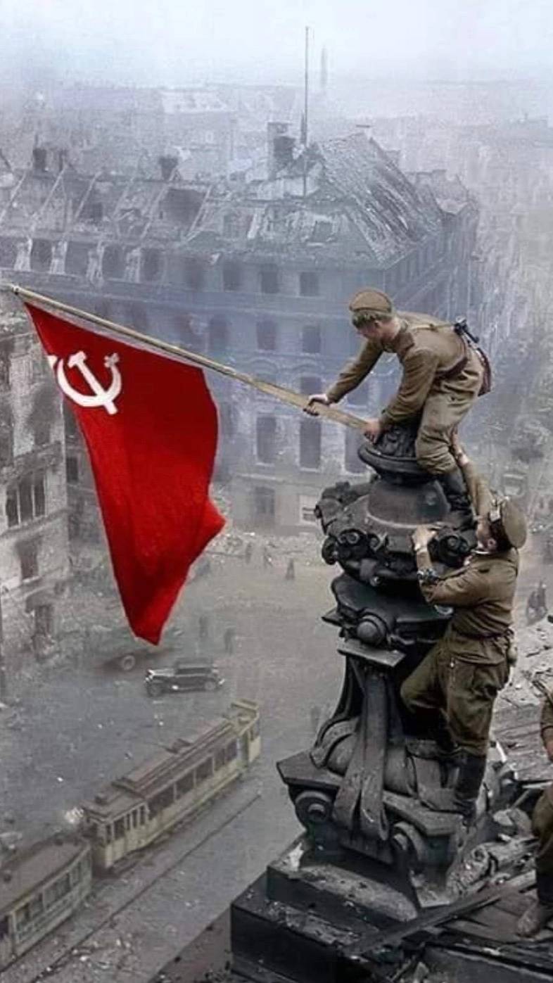 С Днем Победы! Чтим память павших и гордимся теми, кто остался жив.