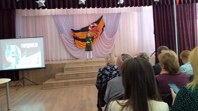 На концерте в школе.  07.05.2025 год  Видео снимает бабушка.