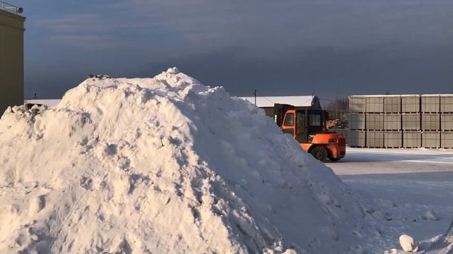 Погрузчик с газобетонным блоком ТЕПЛИТ