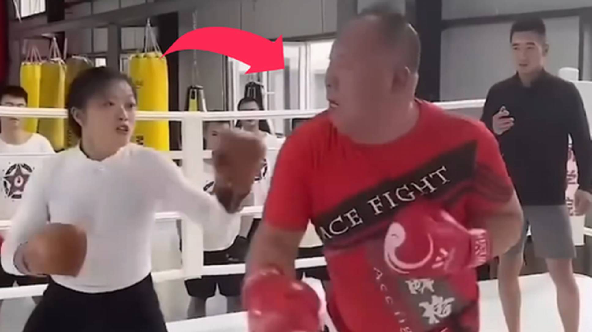Кто Эта Девушка, которая избила Китайского Чемпиона одной левой