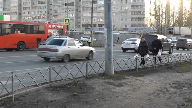14.10.2015 На Фучика забор мешает пройти к остановке 00683