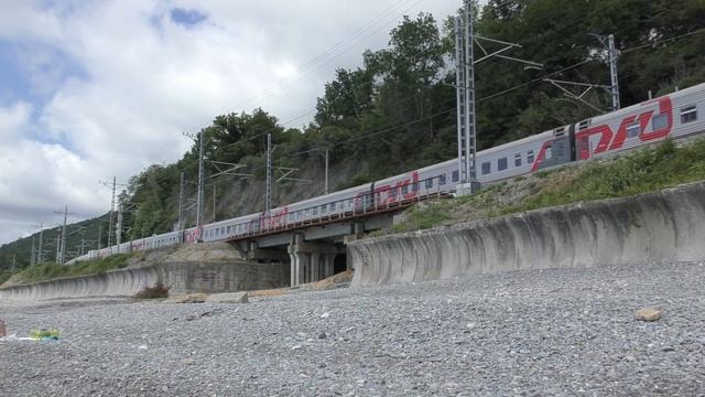 Электровоз 2ЭС4к-065 с пассажирским