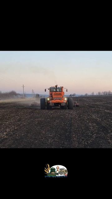 Массивный Кировец К-700 завершает очередной рабочий де?