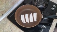 Сочное, обжаренное сало, хрустящий обжаренный хлеб натертый чесноком - это безумно вкусно.
