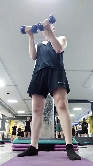 Сгибание рук на бицепс. Сгибания рук с гантелями. #fitness