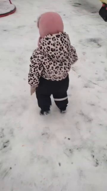 ГУЛЯЕМ НА ДЕТСКОй ПЛОЩАДКЕ #shorts