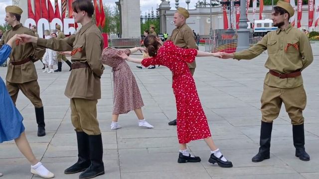 Репетиция  танцевального коллектива  перед акцией "Майский Вальс" на ВДНХ