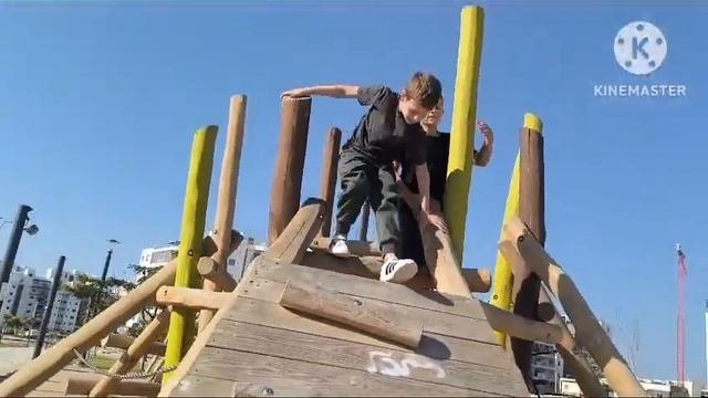 Пол - это лава (на детской площадке). Часть 1