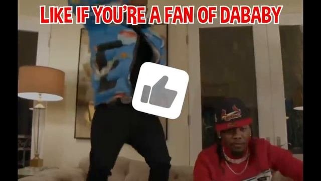 DABABY ТЕРПИТ НЕЛОВКОЕ ПАДЕНИЕ НА ШОУ В ВЕГАСЕ И ПОЧТИ ТЕРЯЕТ КОЛЬЦО С БРИЛЛИАНТОМ ЗА 20 ТЫСЯЧ