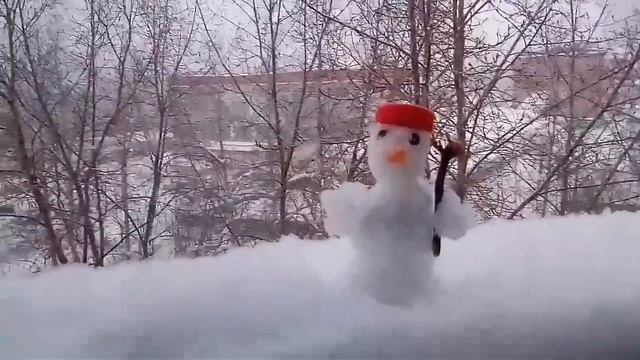 Как слепить снеговика дома?