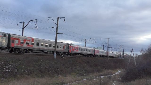 ЭП1М-409 с поездом №43 Адлер-Москва отправляется со станции Миллерово