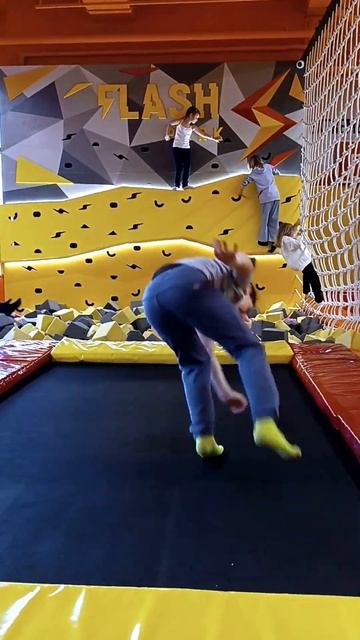 ПИРУЭТЫ ...трюки на батуте #батут #jump #сальто #flip #shorts