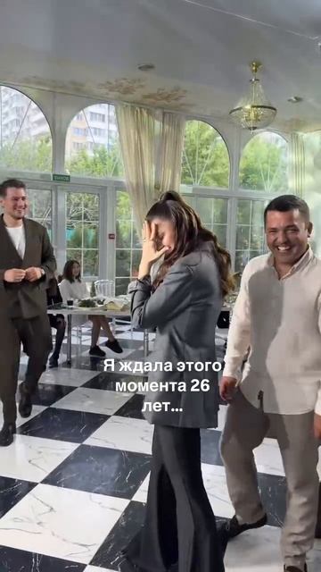 Ей сказали сиять
И она сияла