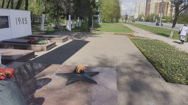 Возложение венка и цветов к мемориалу сотрудниками завода Пларус