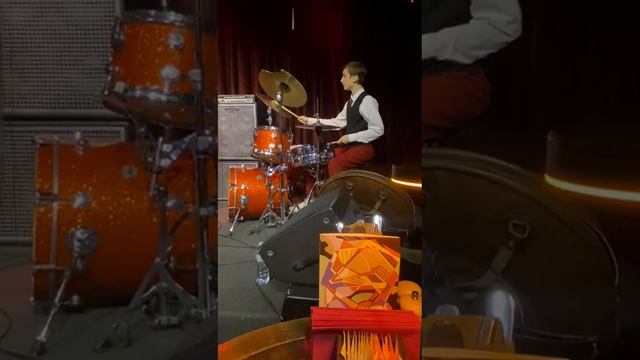 Иннокентий Сунцов. Барабаны. В клубе Эссе.