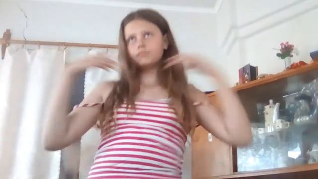 Танец под музыку зацепила