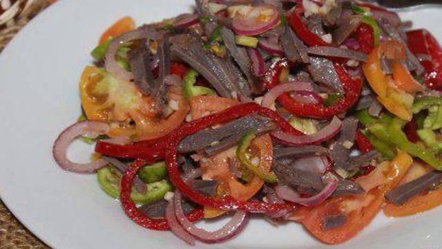 Салат с отварными куриными желудками, помидорами и чили