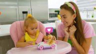 Влад и Никита Мама помогает Владу и Никите строить детские игровые домики