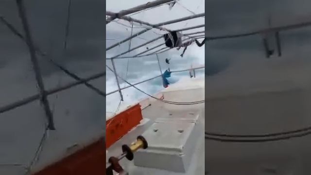 Рыбацкая лодка попала в ураган "Милтон" в районе мексиканского города Селестун.