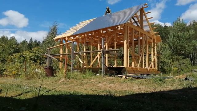 Крою крышу дома 5х6, когда есть альпинистское снаряжение, можно и в одиночку.
