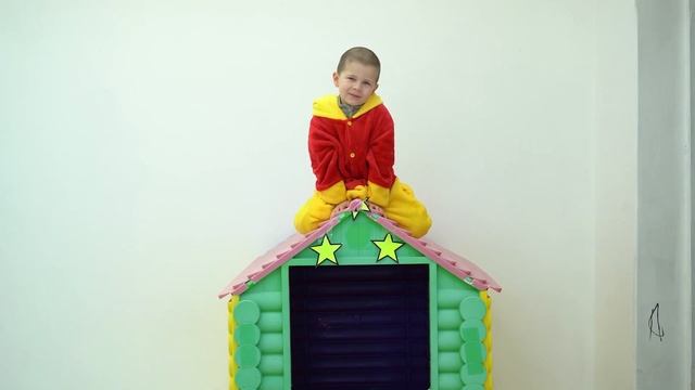 Играем с друзьями в бассейне с цветными шариками и пры