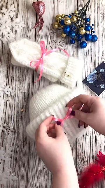 #shorts Белая шапка и белые варежки