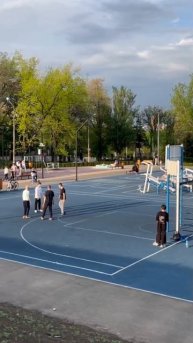 🇷🇺 В парке «Динамо» в Донецке, молодёжь играет в баскетбол 🏀