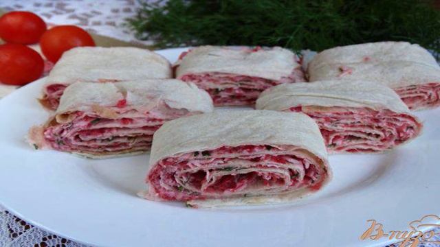 Закуска из лаваша со свеклой и чесноком