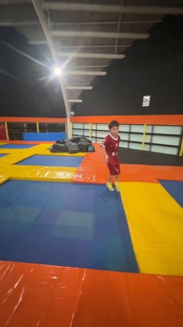 Сальто на батутах, Андрей 7 лет