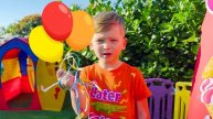 Влад и Никита Малыш Крис изучает животных в зоопарке с Владом и Никитой