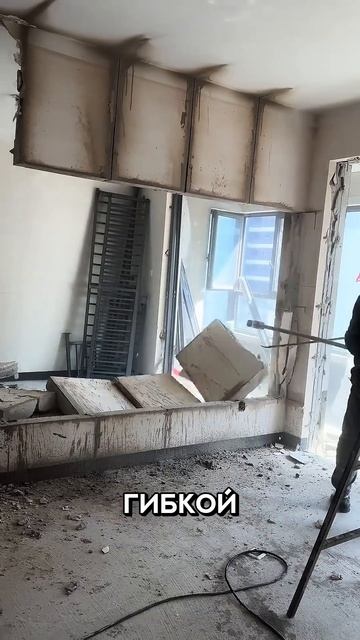 Разрушение стены молотком