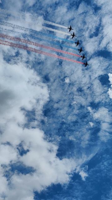 Группа штурмовиков Су-25 начинает выпускать российский триколор. #9мая #9маяденьпобеды
